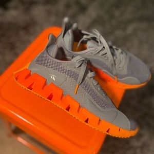 Reebok Zig Dynamica. Like new, worn twice. Mens Gray Running Shoes Sz 7